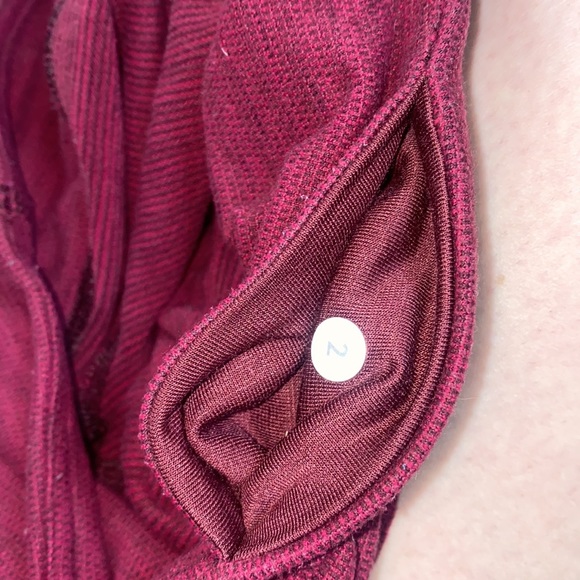 🌷Adorable maroon Lululemon reversible leggings! - Picture 8 of 10